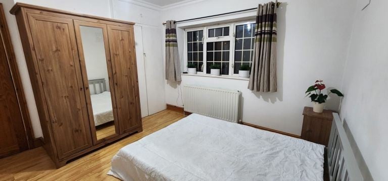 Flat Currey Road in Greater London