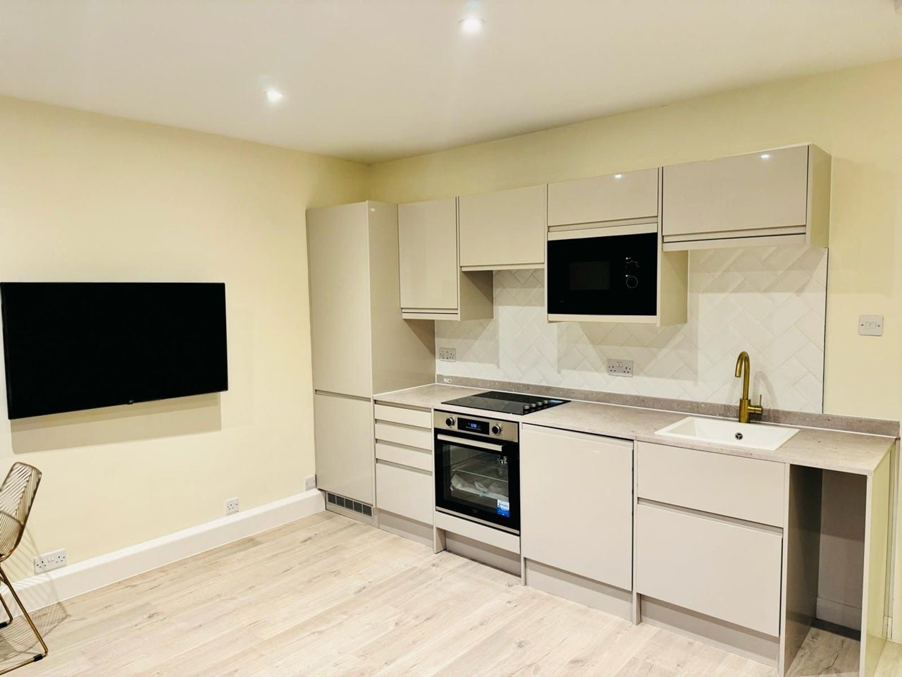 Flat Wyndham Road in Greater London