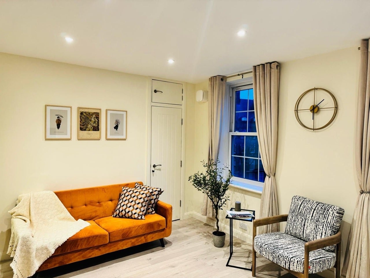 Flat Wyndham Road in Greater London