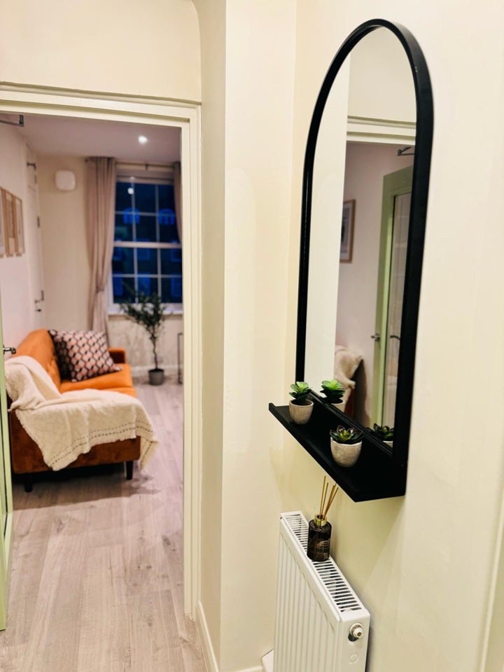 Flat Wyndham Road in Greater London