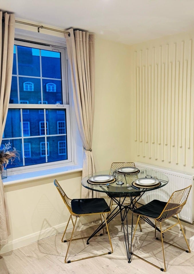 Flat Wyndham Road in Greater London