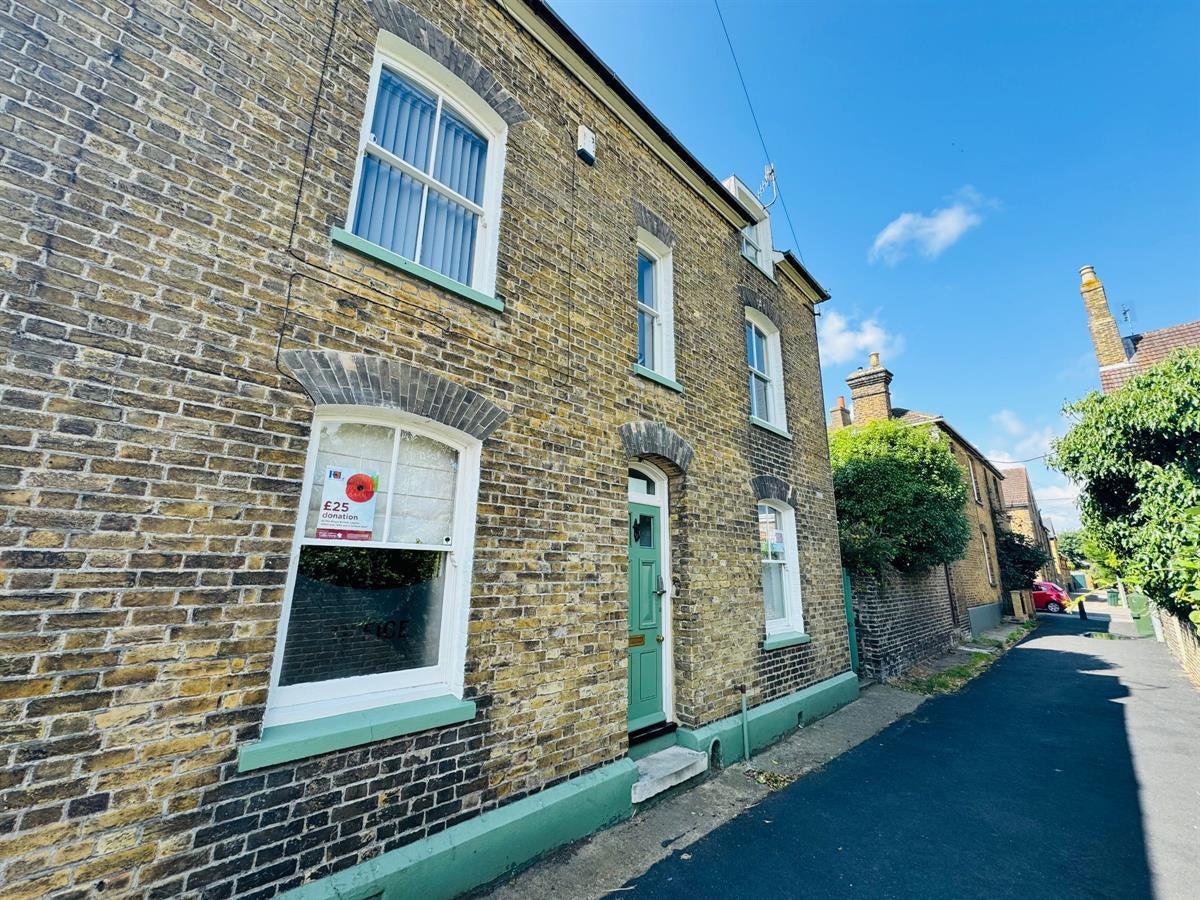 Flat Solomons Lane in Borough of Swale