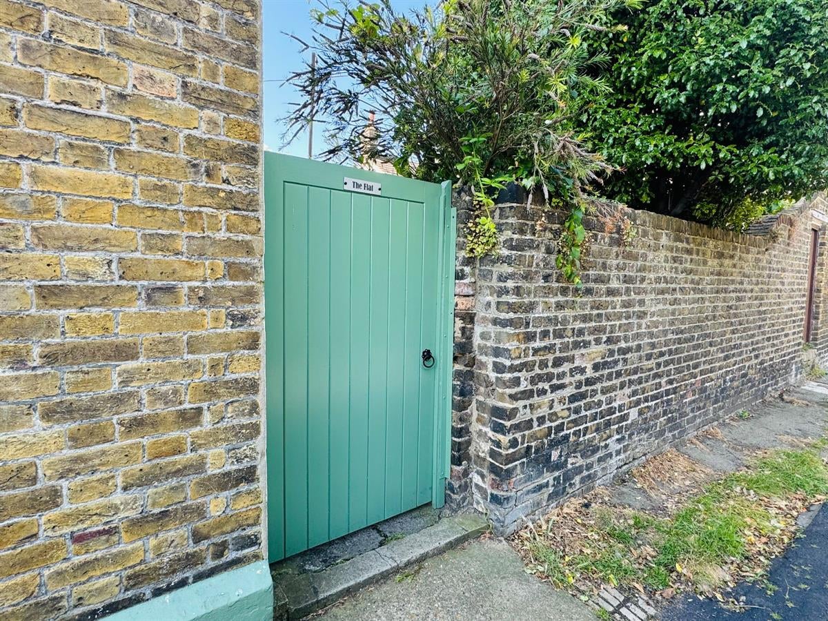 Flat Solomons Lane in Borough of Swale
