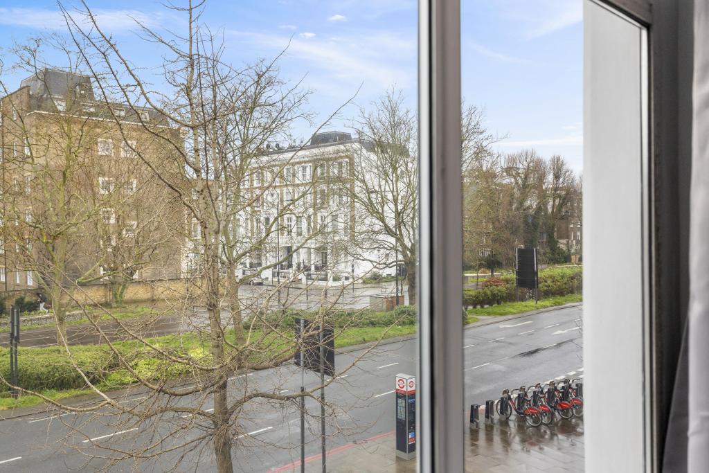 Flat Cromwell Road in Greater London