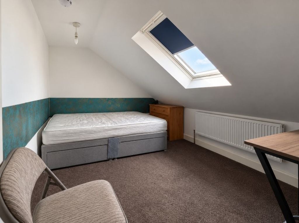 Room Glenny Road in Greater London