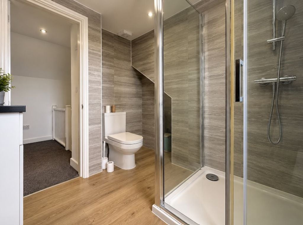 Room Glenny Road in Greater London