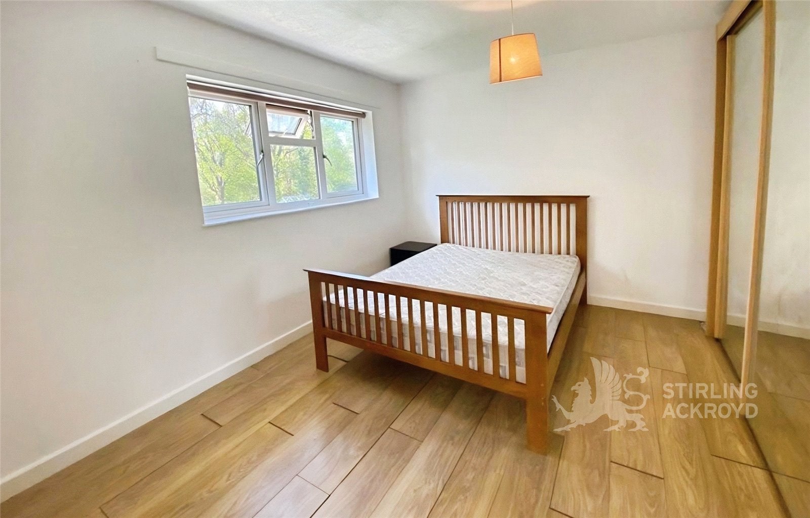 Flat Applegarth Avenue in Guildford