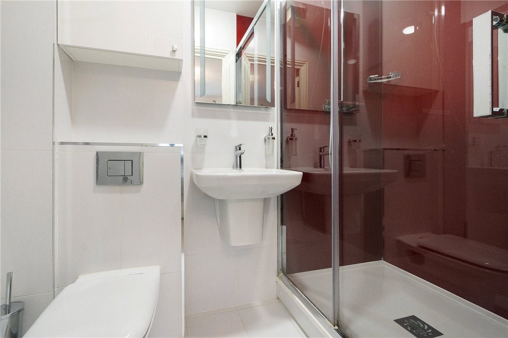 Flat Bermondsey Street in Greater London