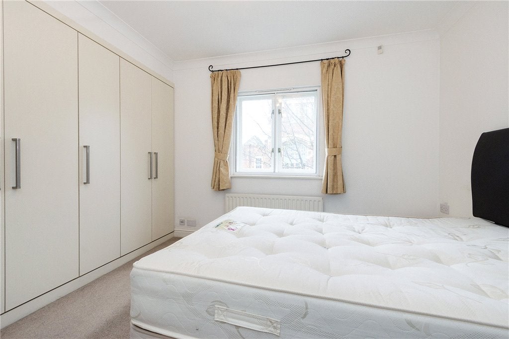 Flat Bermondsey Street in Greater London