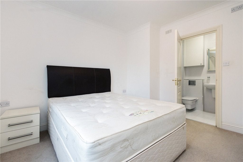 Flat Bermondsey Street in Greater London
