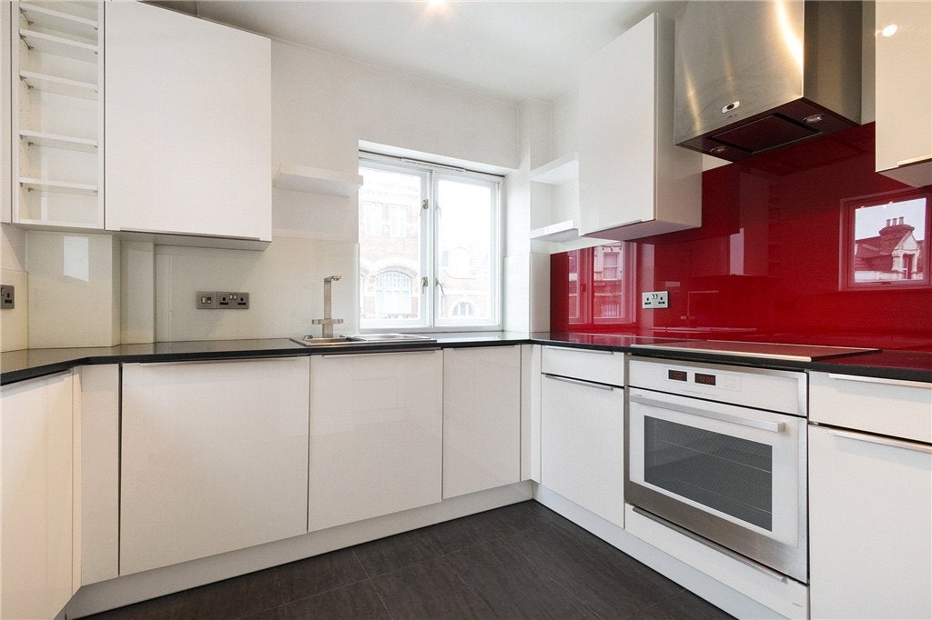 Flat Bermondsey Street in Greater London