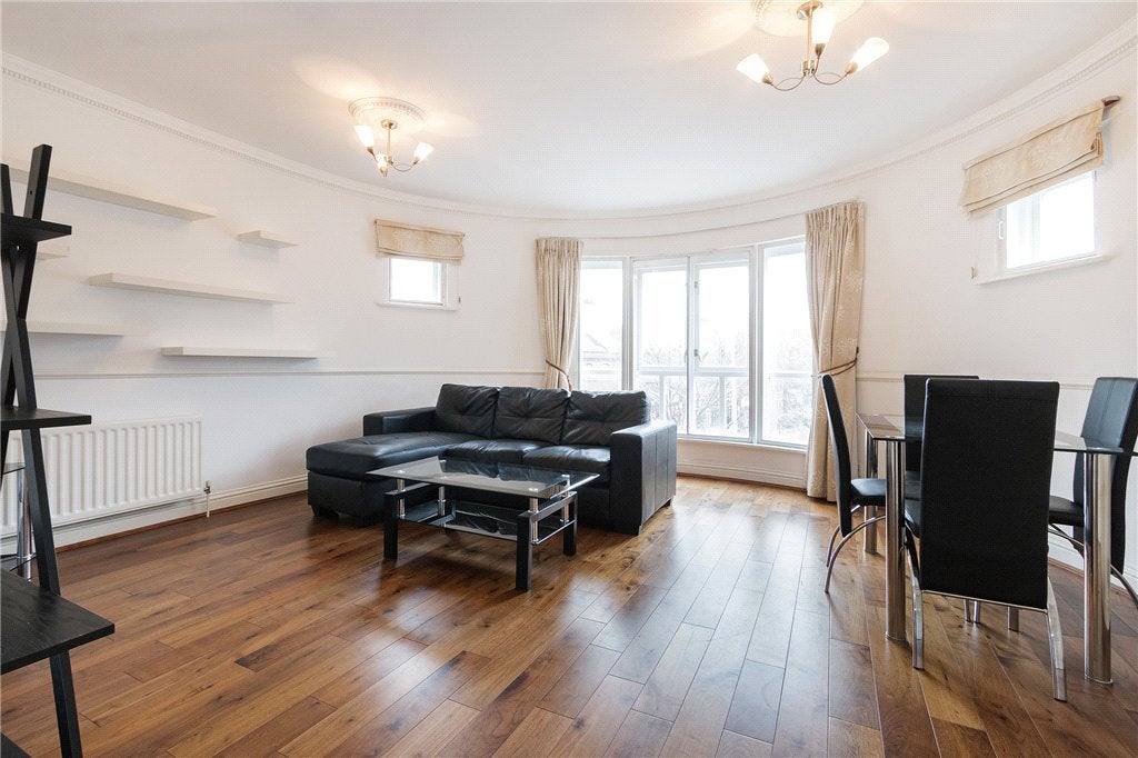 Flat Bermondsey Street in Greater London
