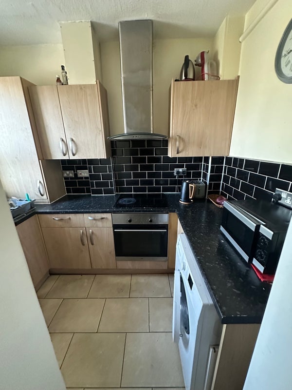 Room Lawrence Close in Greater London