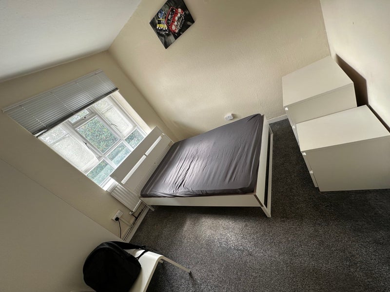 Room Lawrence Close in Greater London