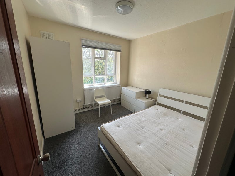 Room Lawrence Close in Greater London