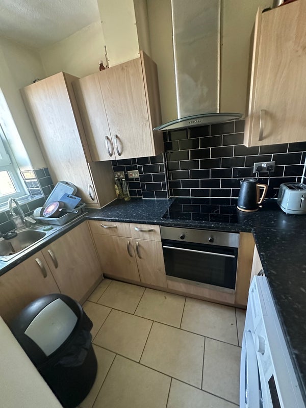 Room Lawrence Close in Greater London