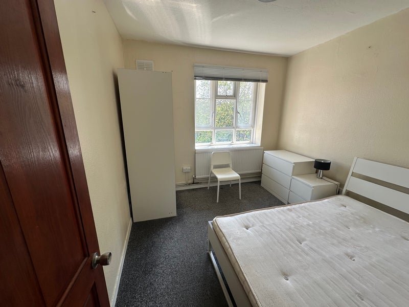 Room Lawrence Close in Greater London