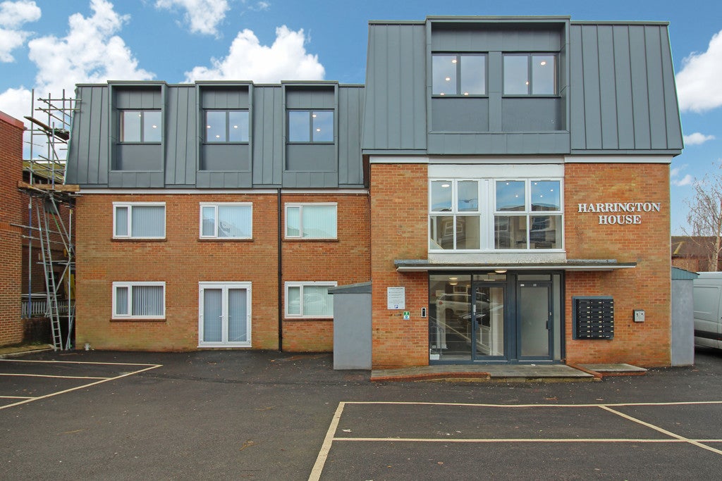 Flat Boxall Walk in Horsham