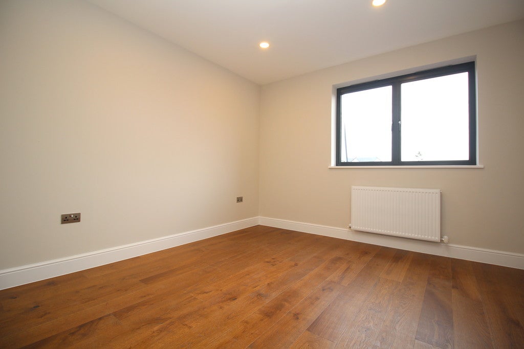 Flat Boxall Walk in Horsham