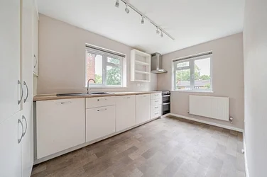 Flat Rockingham Court in Greater London