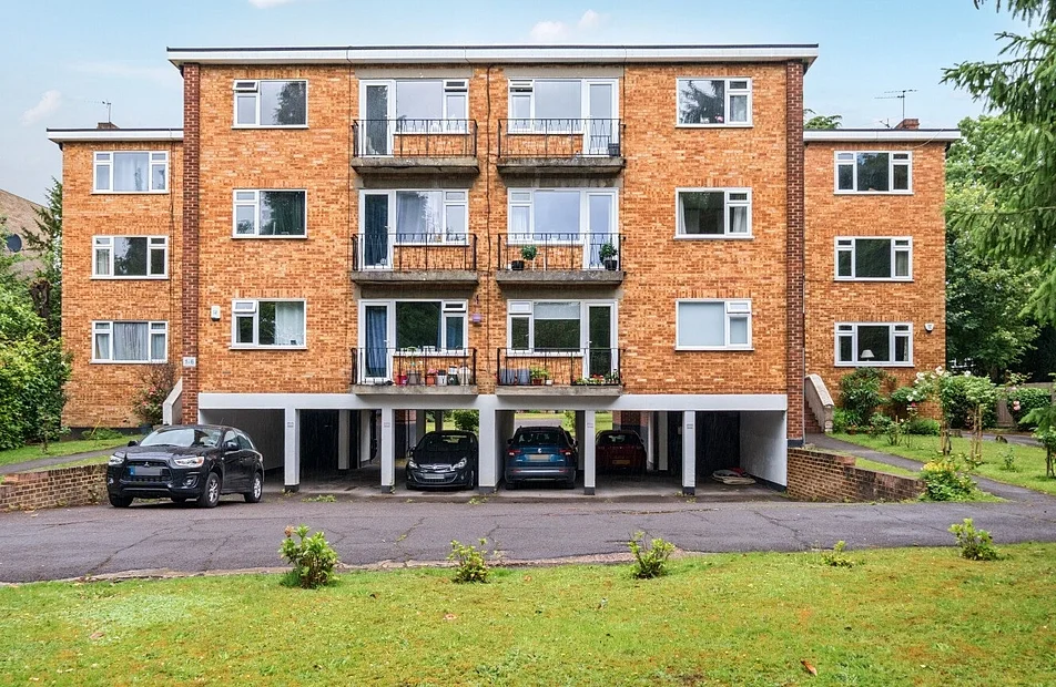 Flat Rockingham Court in Greater London