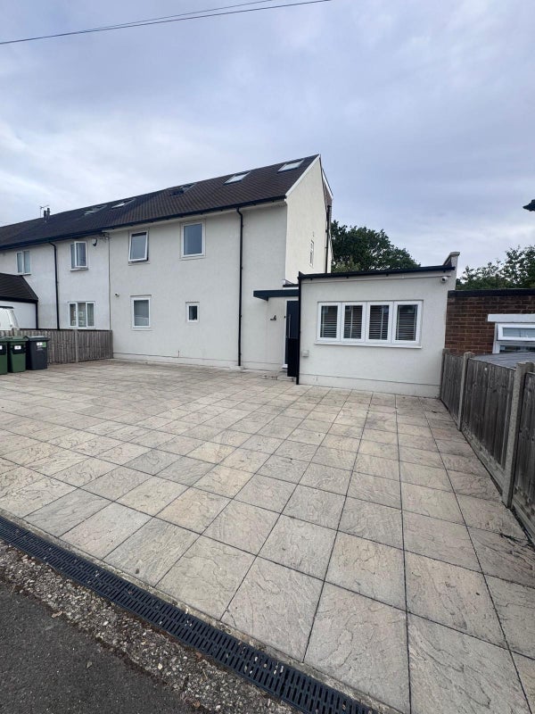 Room Almond Way in Greater London