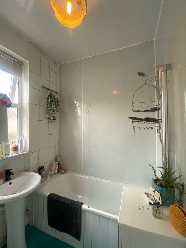 Room Silverwood Avenue in Manchester