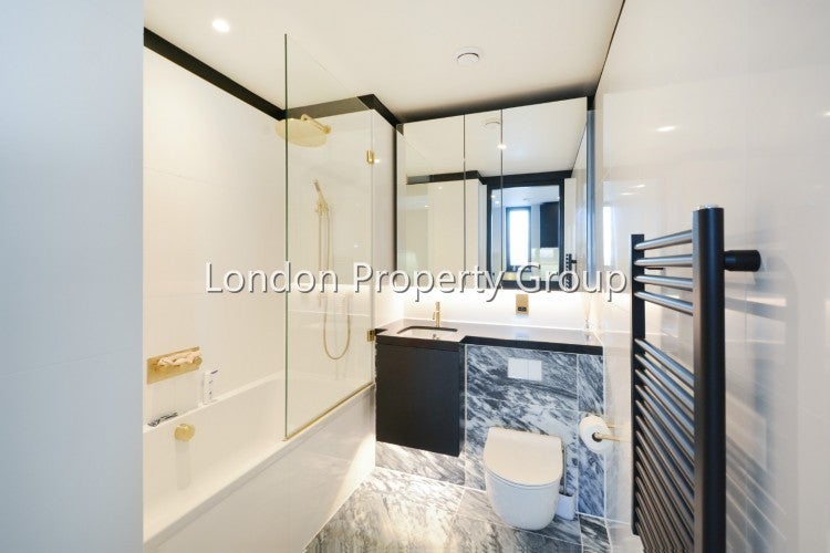 Flat Westferry Road in Greater London