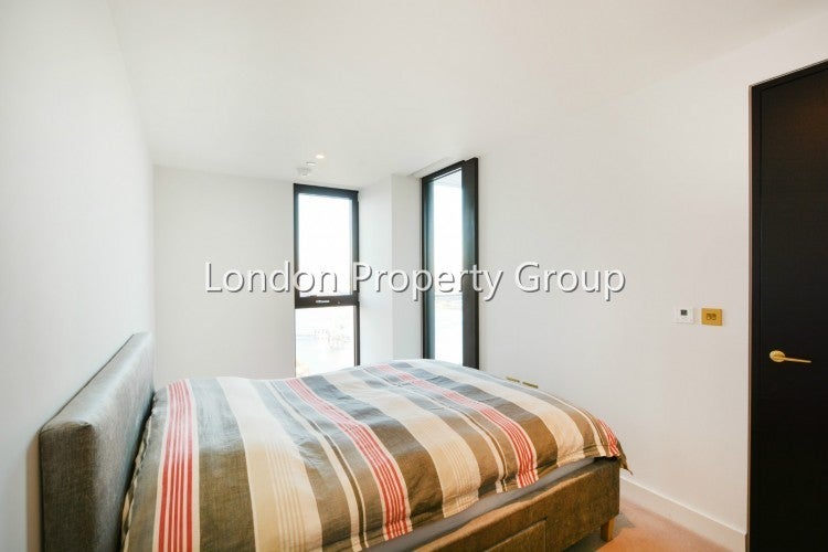 Flat Westferry Road in Greater London