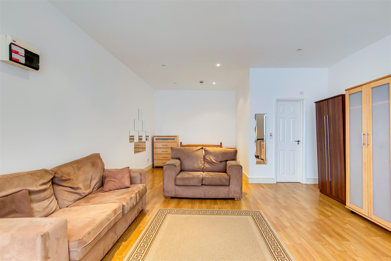 Flat Southwell Gardens in Greater London