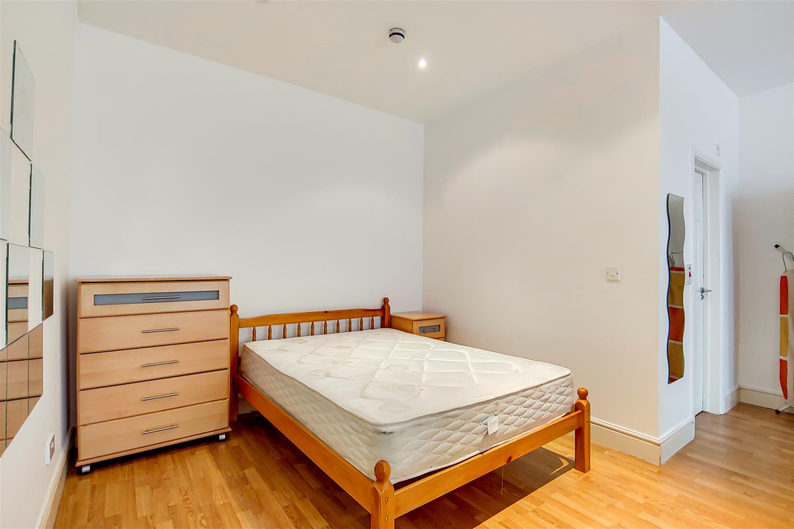 Flat Southwell Gardens in Greater London