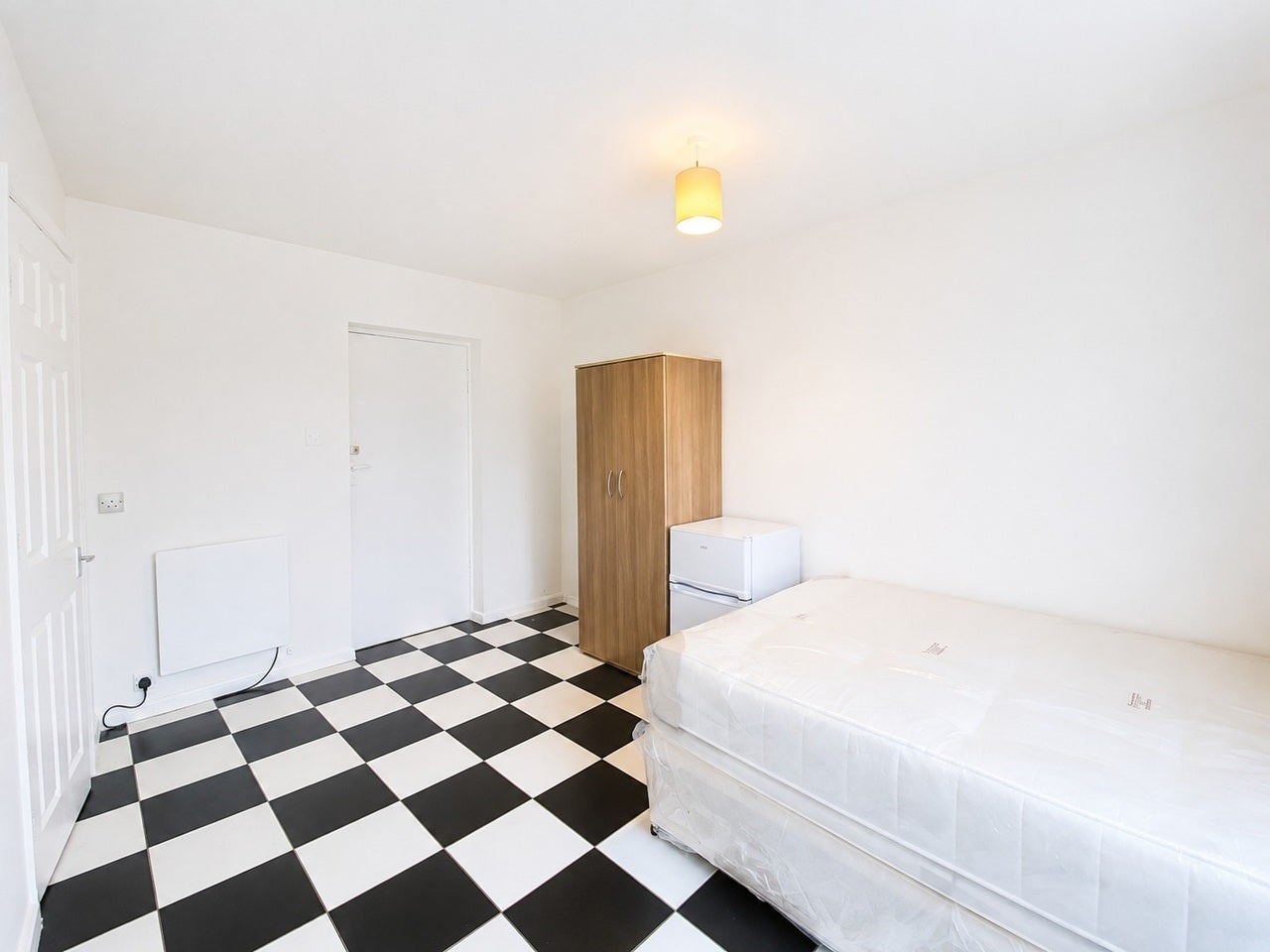 Flat Caernarvon Close in Greater London