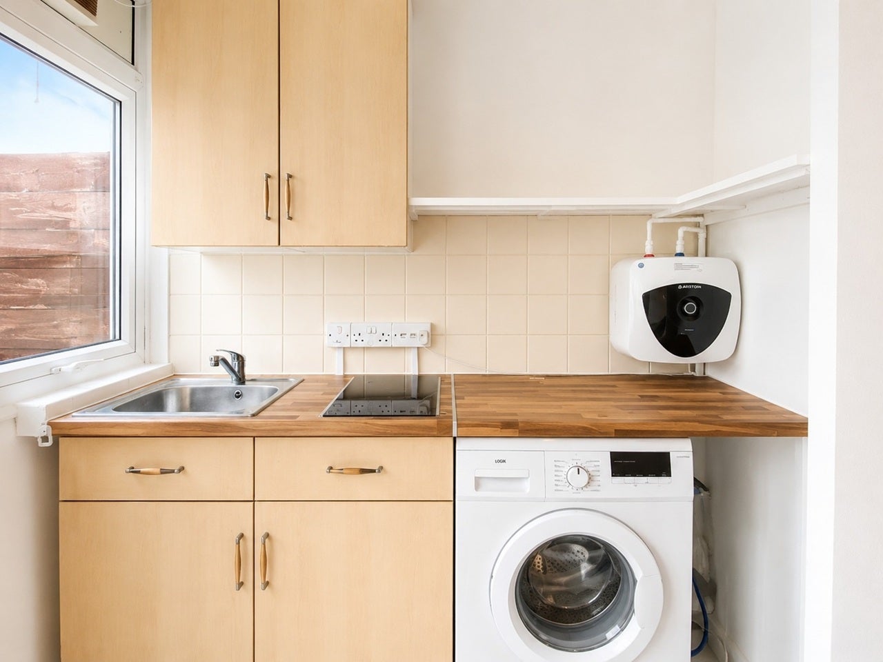 Flat Caernarvon Close in Greater London