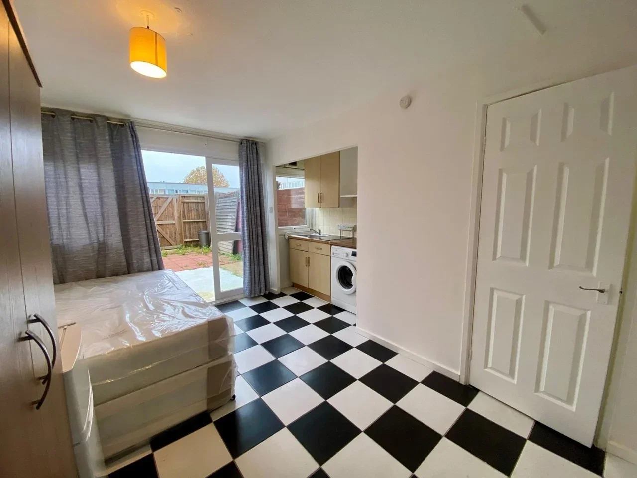Flat Caernarvon Close in Greater London