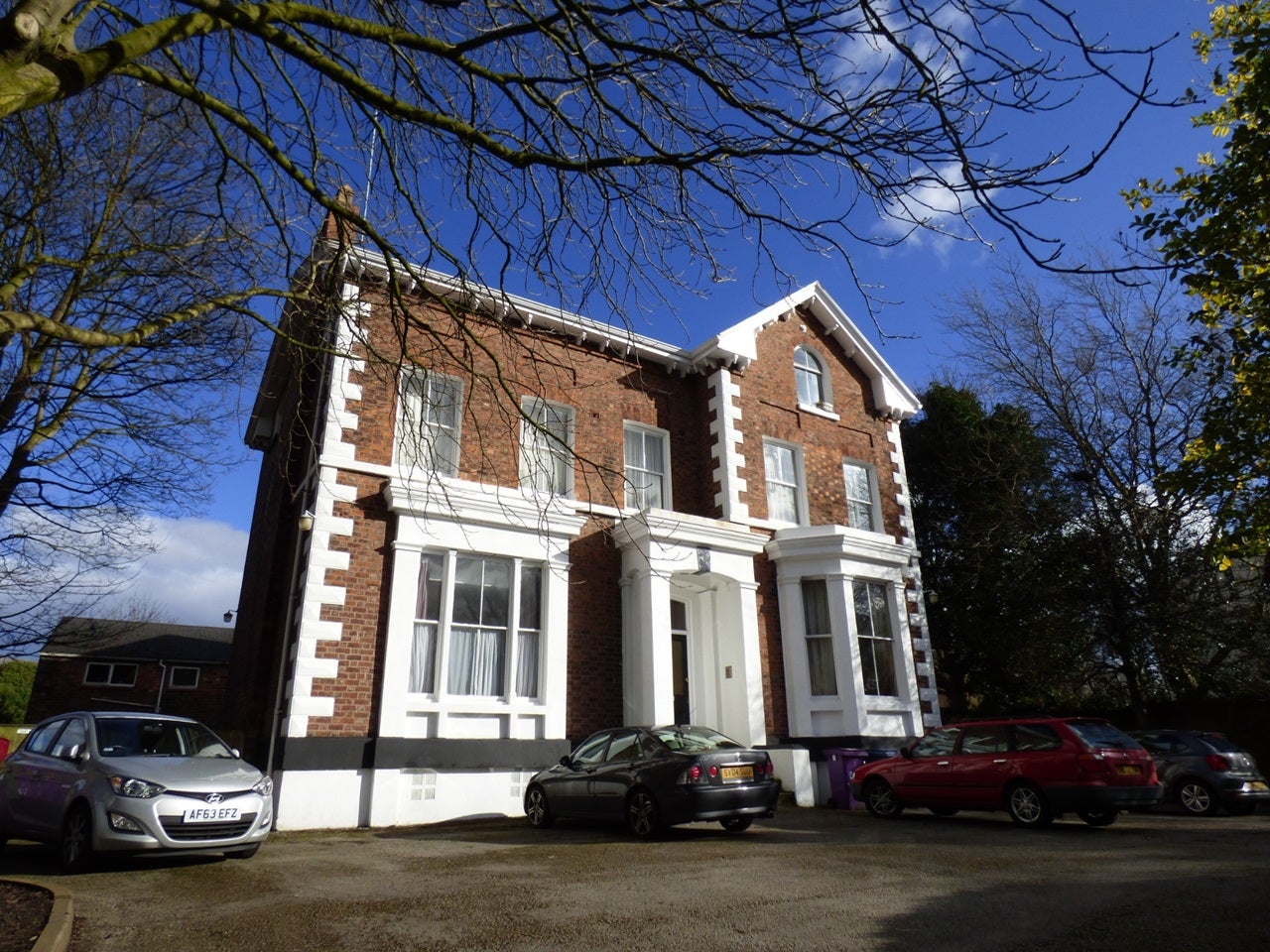 Flat Parkfield Road in Liverpool