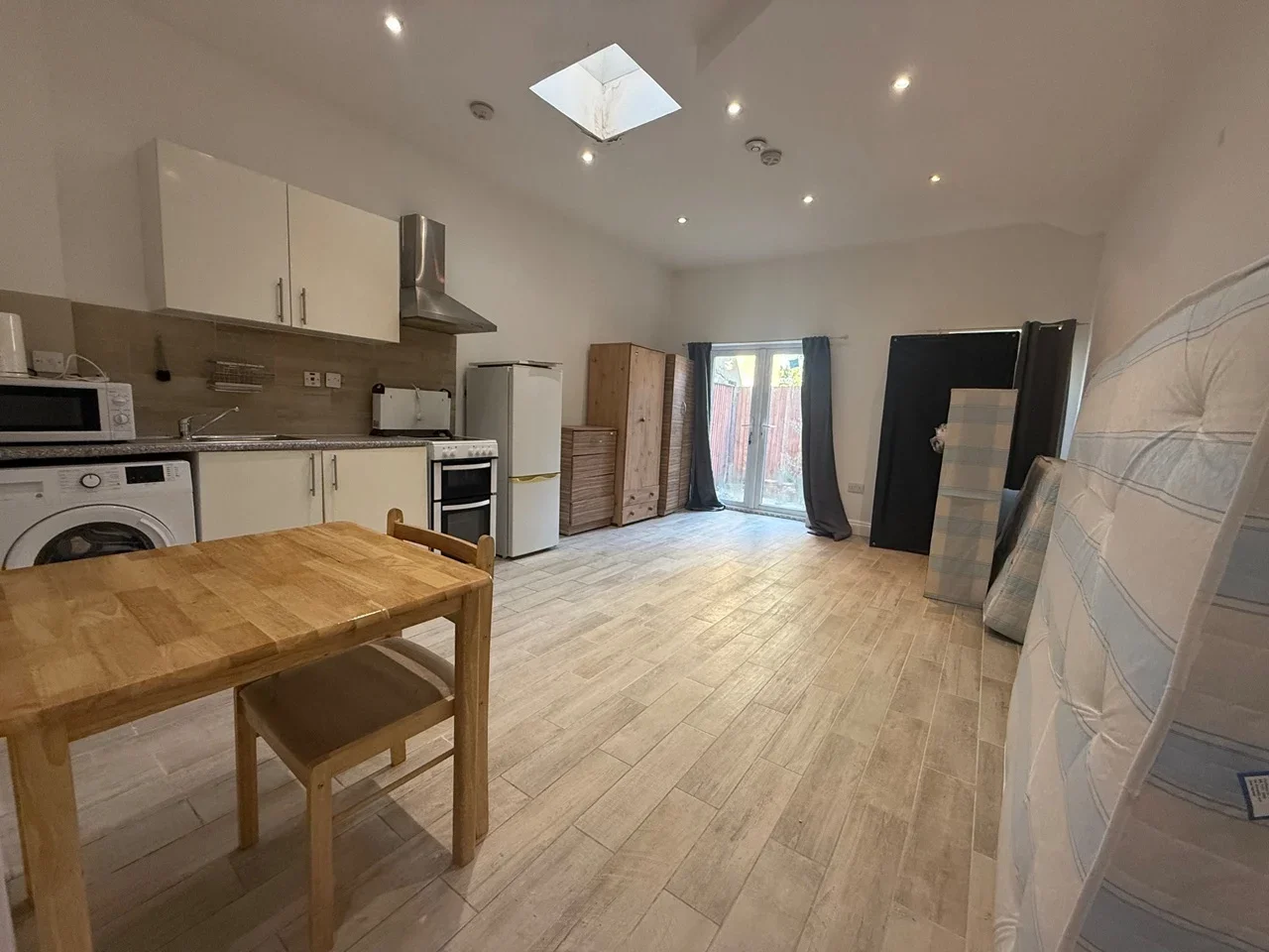 Flat Brockley Way in Greater London