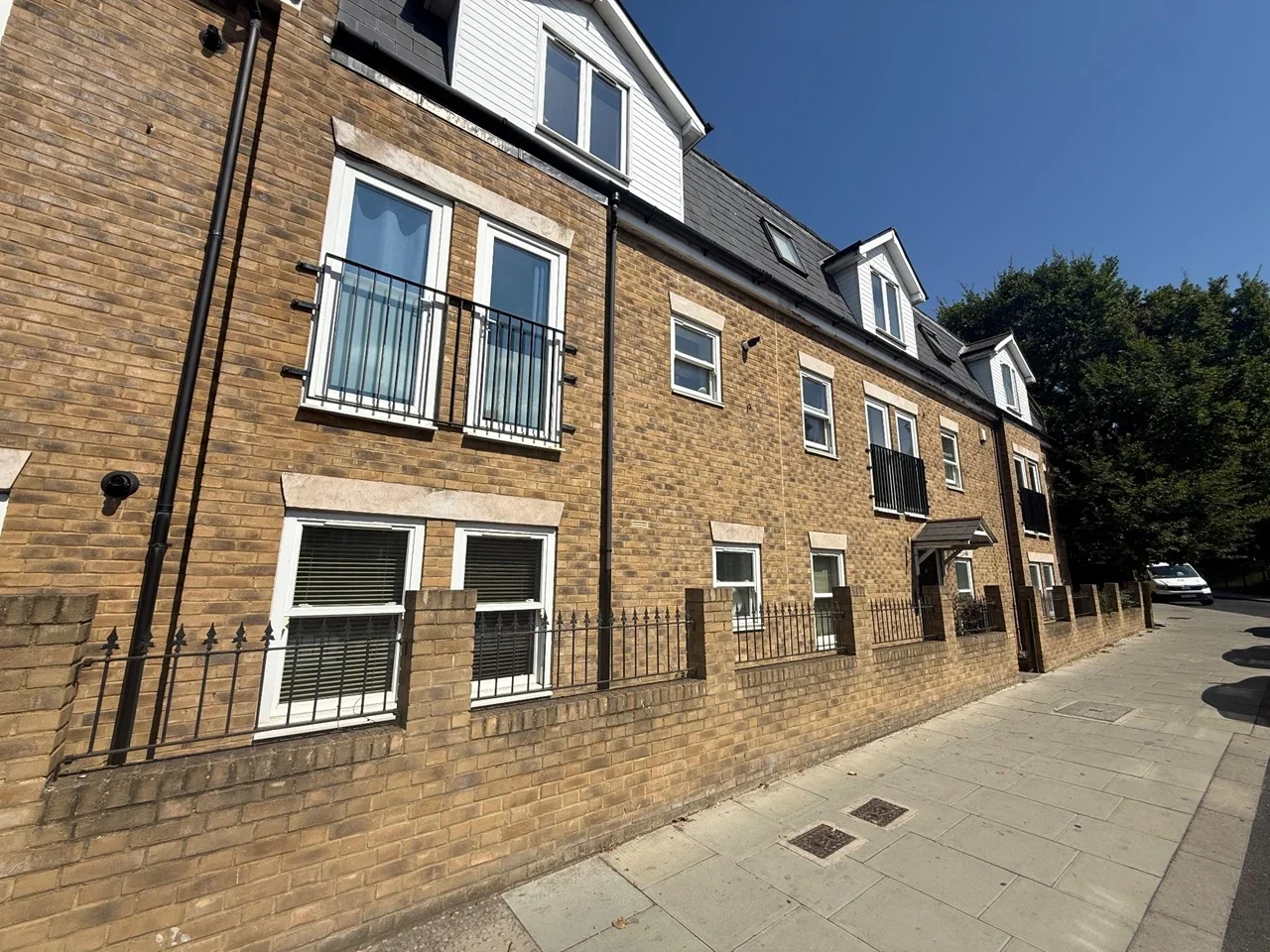 Flat Brockley Way in Greater London