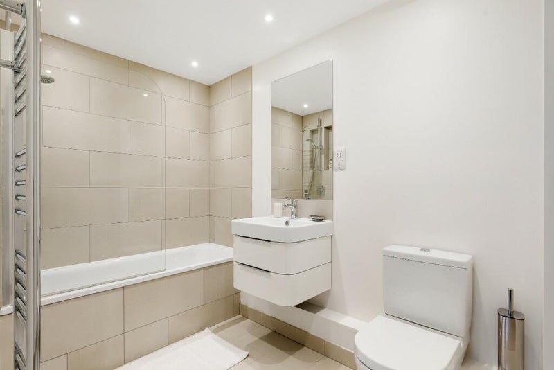 Room Courtfield Road in Greater London