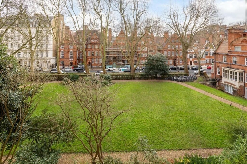 Room Courtfield Road in Greater London