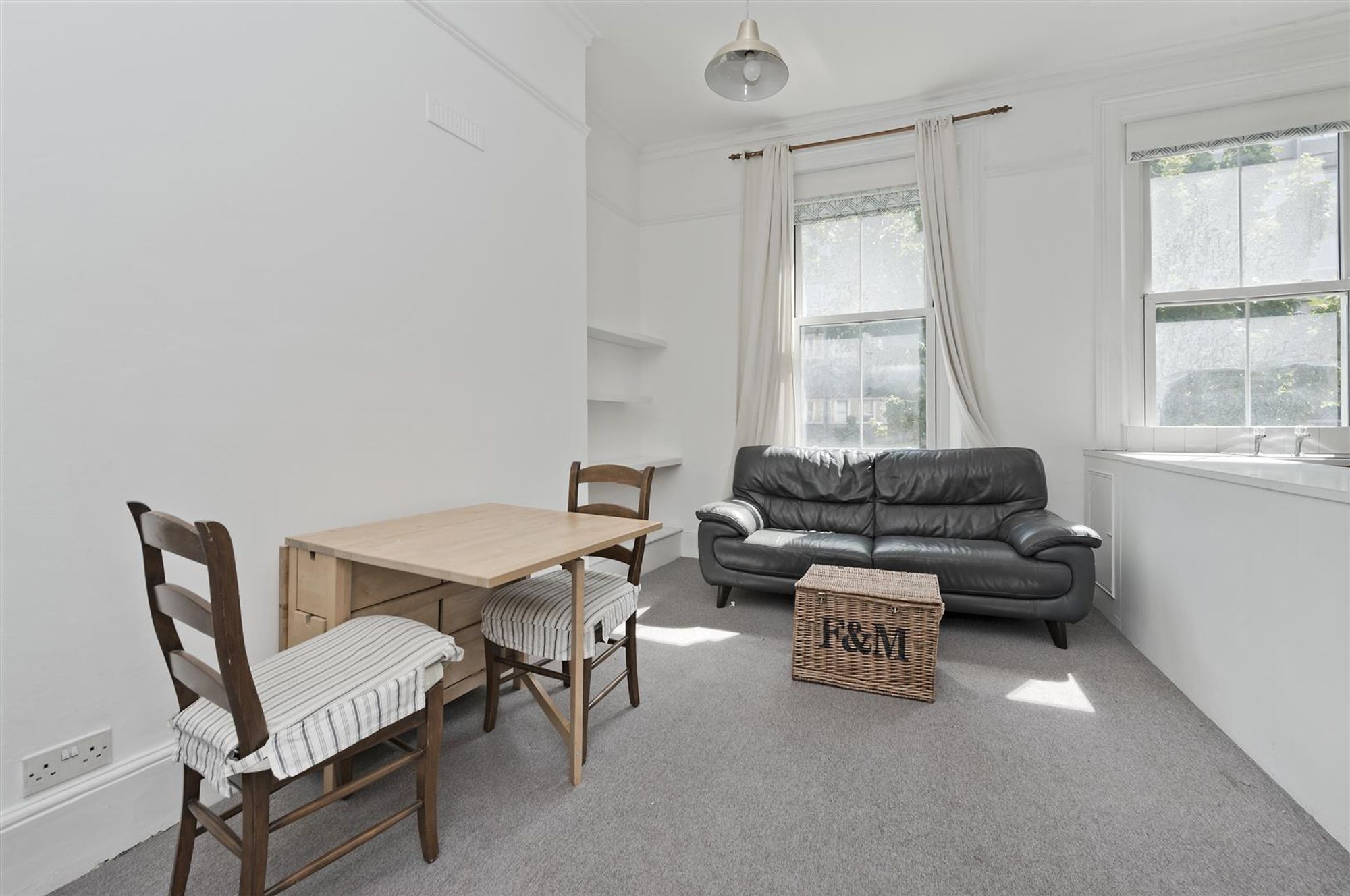 Flat Fellows Road in Greater London