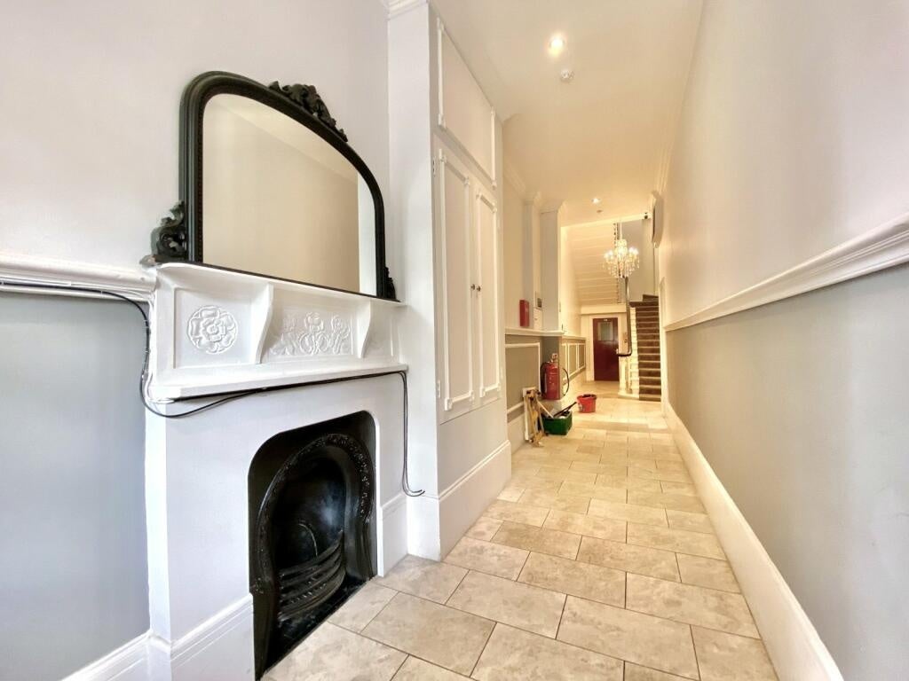 Flat Leinster Gardens in City of Westminster