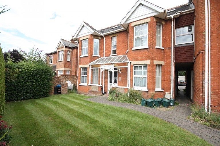 Flat Chobham Road in Woking