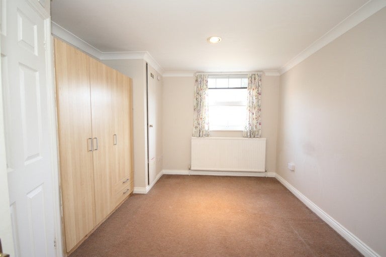 Flat Chobham Road in Woking