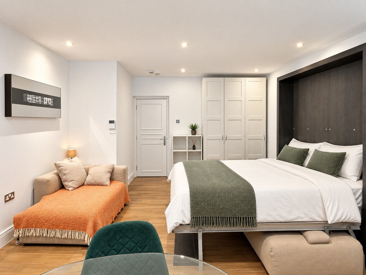 Flat Egerton Gardens in Greater London