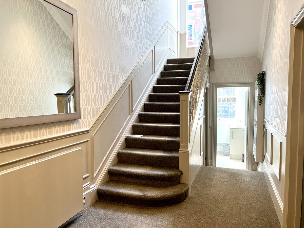 Flat Egerton Gardens in Greater London