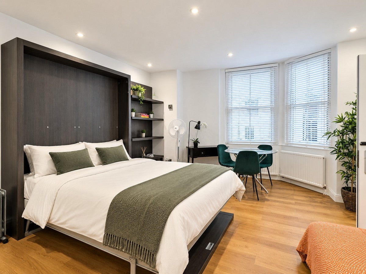 Flat Egerton Gardens in Greater London