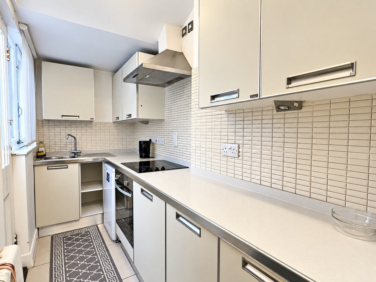 Flat Egerton Gardens in Greater London