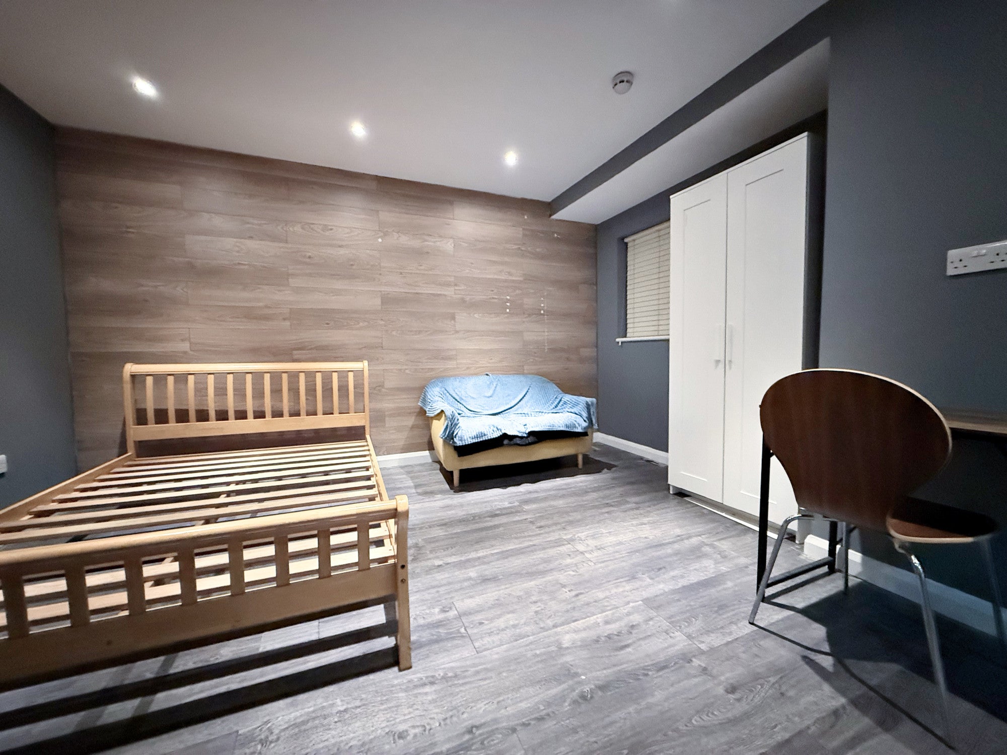 Room Vicarage Farm Road in London