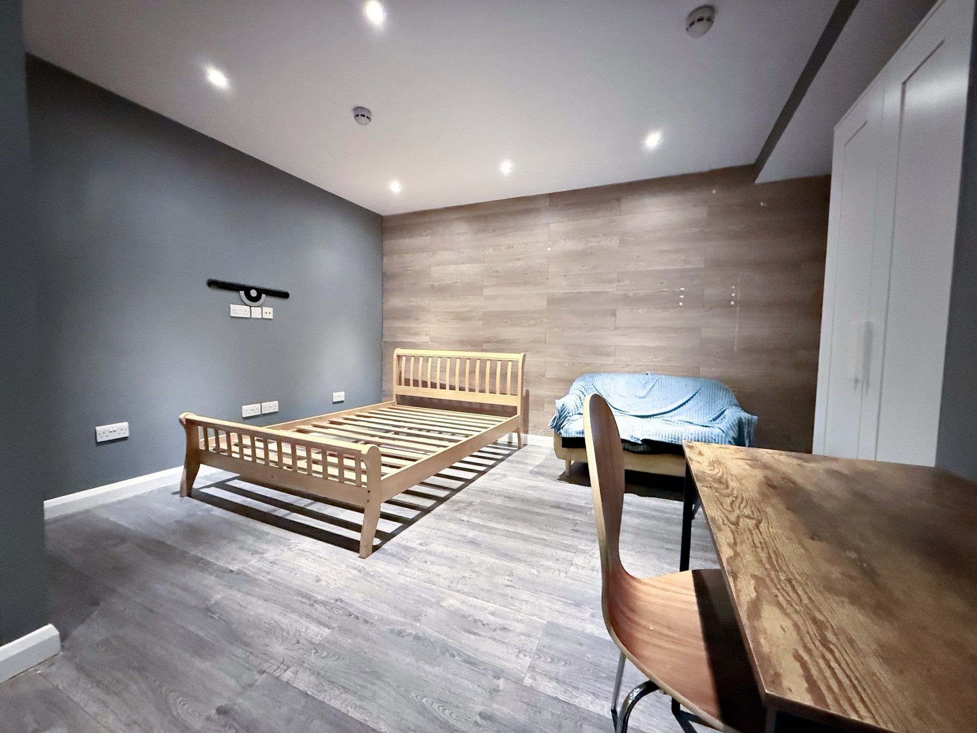 Room Vicarage Farm Road in London