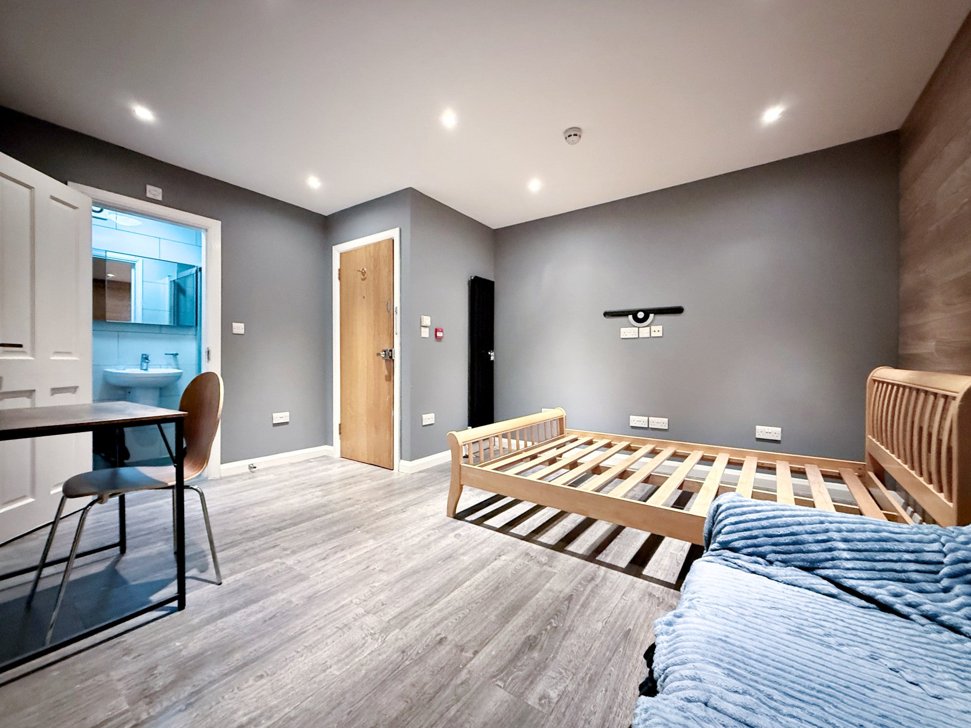 Room Vicarage Farm Road in London